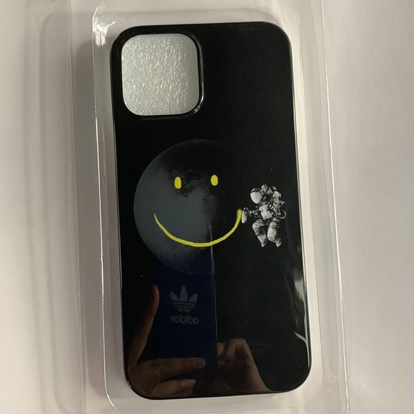 Threadless Protective iPhone (12/12 Pro) - Picture 1 of 4